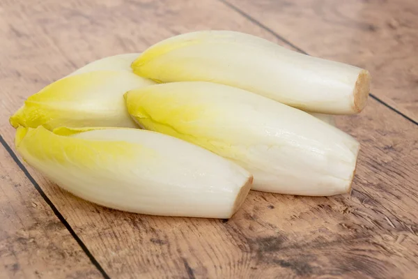 Rauwe Andijvie Close Een Tafel — Stockfoto