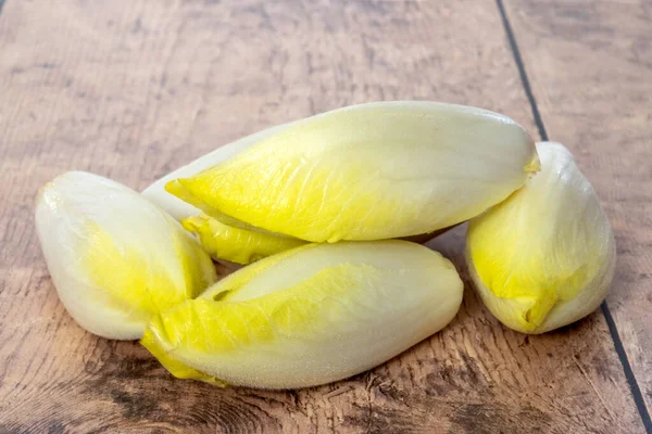 Endives Crues Près Une Table — Photo