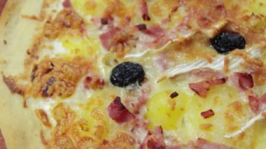 Peynirli ve pastırmalı pizza.