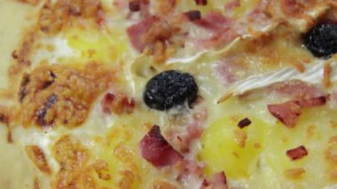 Peynirli ve pastırmalı pizza.