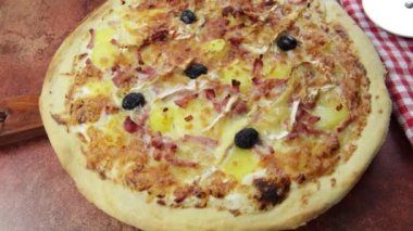 Peynirli ve pastırmalı pizza.