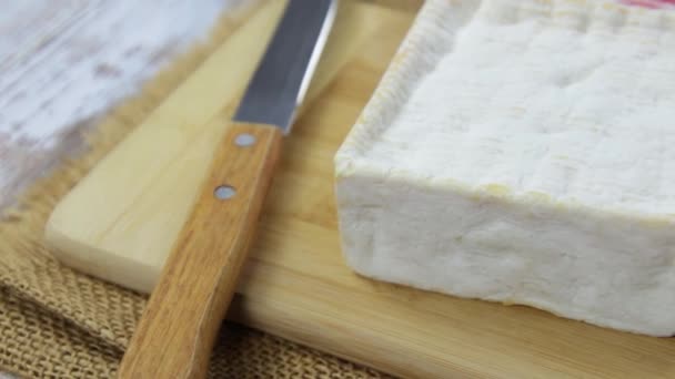 Pont Vque Queijo Close Uma Placa Corte — Vídeo de Stock