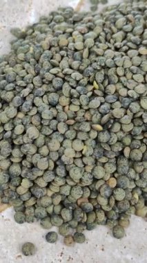 Çiğ mercimekler bir masaya yakın çekim