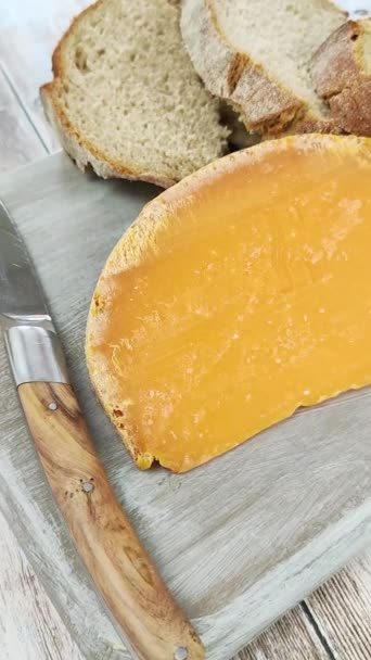 Bit Extra Gammal Mimolette Och Bröd Skärbräda — Stockvideo