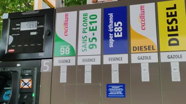 Station Service Avec Prix Quantité Carburant Défilant Sur Écran — Video