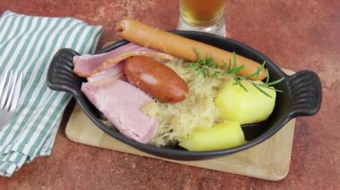 Sauerkraut tabağı yakın plan bir masada.