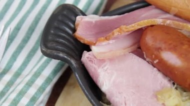 Sauerkraut tabağı yakın plan bir masada.