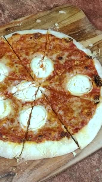 Pizza Kozim Serem Plasterkach Zbliżenie — Wideo stockowe