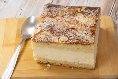 Bir dilim tarte tropezienne. Yakın çekim.