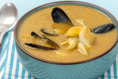 Bir kase bouillabaisse yakın çekim.