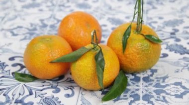 Bir masaya yakın plan birkaç mandalina.