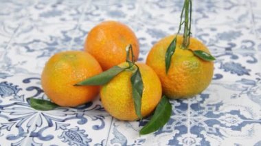 Bir masaya yakın plan birkaç mandalina.