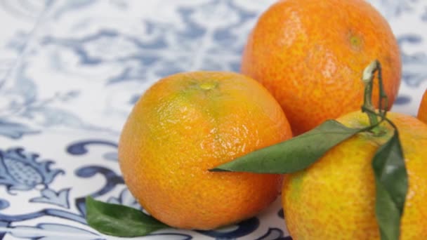 Verschillende Clementines Close Een Tafel — Stockvideo