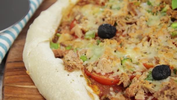 Pizza Tuńczykiem Pieprzem Pomidorami Zbliżenie — Wideo stockowe