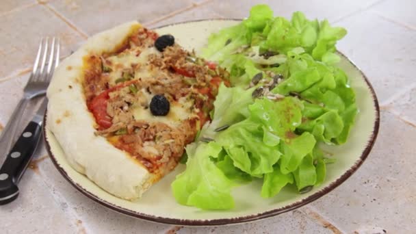 Tuńczyk Pieprz Pizzę Pomidorową Oraz Zbliżenie Sałatek — Wideo stockowe