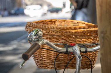 Hasır sepetli bisiklet gidonu. Yaklaş.