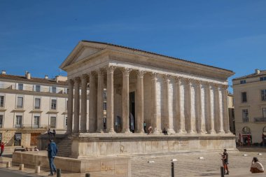 Nimes şehrinde, mavi gökyüzünün altında Maison Carre