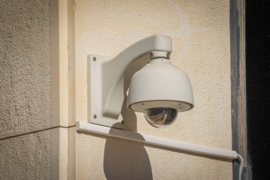 Dışarıdaki güvenlik kameralarını kapatın.