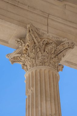 Nmes 'teki Maison Carre' dan bir sütunun ayrıntıları