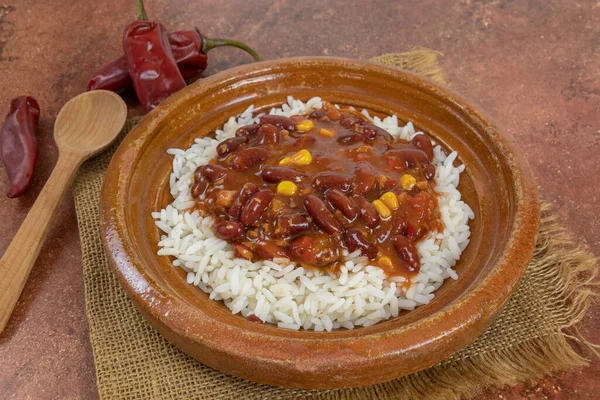 Πιάτο Τσίλι Con Carne Και Ρύζι Close Ένα Τραπέζι — Φωτογραφία Αρχείου