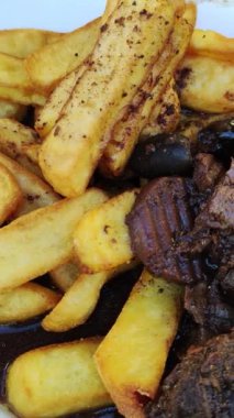 Gardiyan boğa ve patates kızartması tabakta