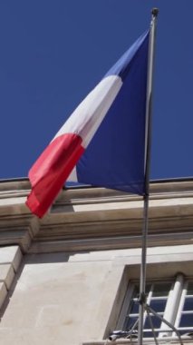 Fransız bayrağı mavi gökyüzü altında