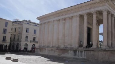 Nimes şehrinde, mavi gökyüzünün altında Maison Carre