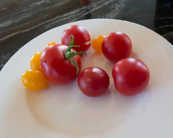 균형잡힌 식사를 빨강과 토마토 — 스톡 사진