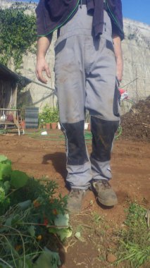 İş yerindeki kazaları önlemek için iş ayakkabısı giyiyorlar.