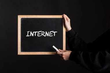 İnternet, dijital ve ağ teknolojisi sembolü olarak tahtaya yazıldı