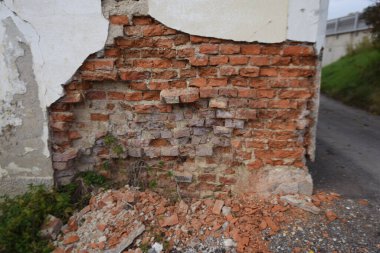 Binada bozulma ve yapısal hasar, kırsal alanda terk edilmiş bir ev.
