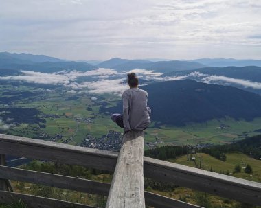 Partneri olmayan, yalnız yaşayan bekar bir kadın.