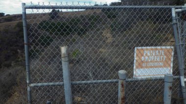 Özel mülk ya da özel yol işareti yok.