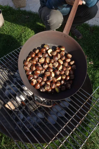 Vendeur Châtaignes Rôtissant Des Châtaignes Délicieuses Noix Comestibles Coque Brune — Photo