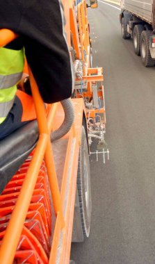 Kat işaretlemesi ya da yol işaretlemesi, yol güvenliği için görünür işaretler