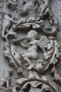 Katolik kilisesinde melek ya da putto figürü, kutsal melek.