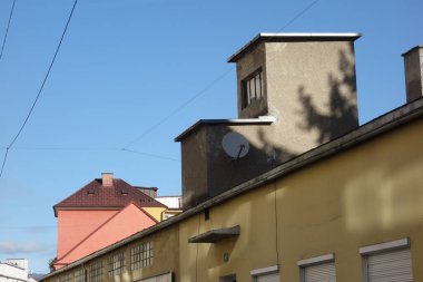 radyo dalgaları almak için parabolik anten ya da uydu anteni