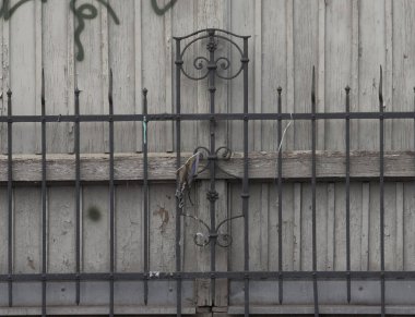 Demirci ustasından demir işlenmiş, demir ve metal işliyor.