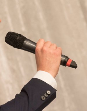 Sahnede ya da stüdyoda şarkı söylemek, çalmak ve enstrümanları kaydetmek için bir mikrofon