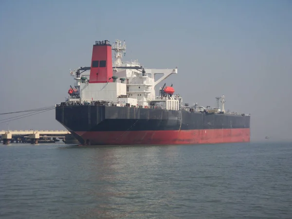 Een Vrachtschip Vervoerder Voor Vervoer Mobiliteit Het Water — Stockfoto