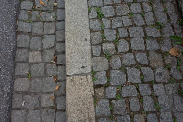 Yol inşaatında taş kaldırım taşları, hareketlilik için kamu karayolu ağı