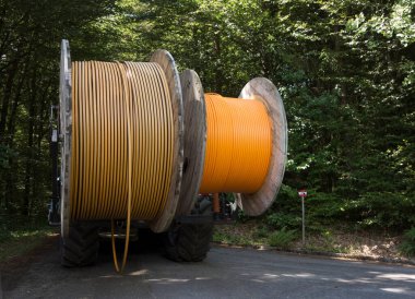 İnternet iletişimi, telekomünikasyon teknolojisi ve dijital altyapı için fiber optik kablolar