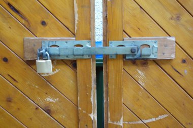 Hırsızlığa karşı bir güvenlik önlemi olarak kapıları ve mülkleri kilitlemek