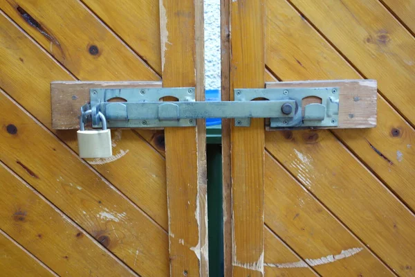 Hırsızlığa karşı bir güvenlik önlemi olarak kapıları ve mülkleri kilitlemek