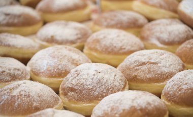 Pudra şekerli geleneksel Alman çöreği, ayrıca Berliner veya Krapfen olarak da bilinir.