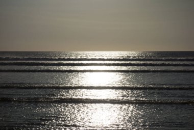 Sudaki ışığın yansımaları ve yansımaları.