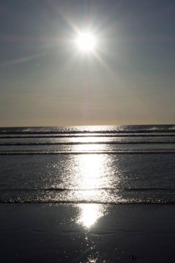 Sudaki ışığın yansımaları ve yansımaları.