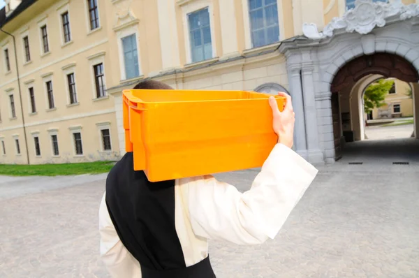 Zisterzienservater Läuft Mit Orangefarbenem Briefkasten Auf Der Schulter — Stockfoto