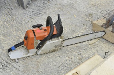 Ağaç kesimi için testere ya da ağaç budamak için ağaç bakımı