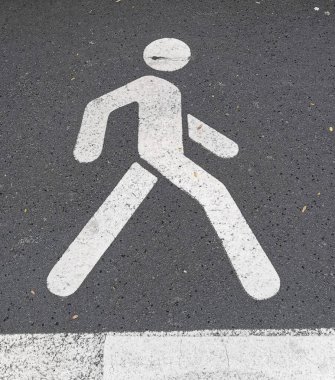 Caddedeki yaya trafik levhası, trafikte güvenlik